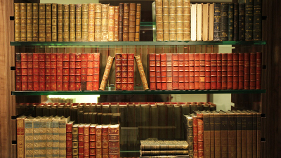 Biblioteca Acervos Especiais da Unifor possui vasto acervo de obras raras (Foto: Ares Soares)